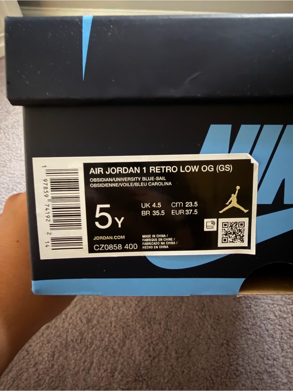 Nike Air Jordan 1 Retro Low-Top Sneakers in Navy and Cream - Picture 7 of 9